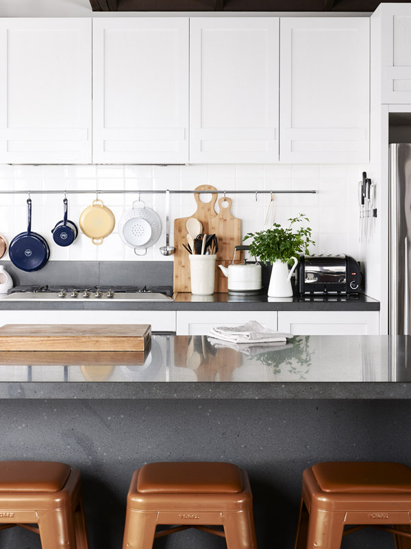 Detalle de la encimera de la cocina de granito.