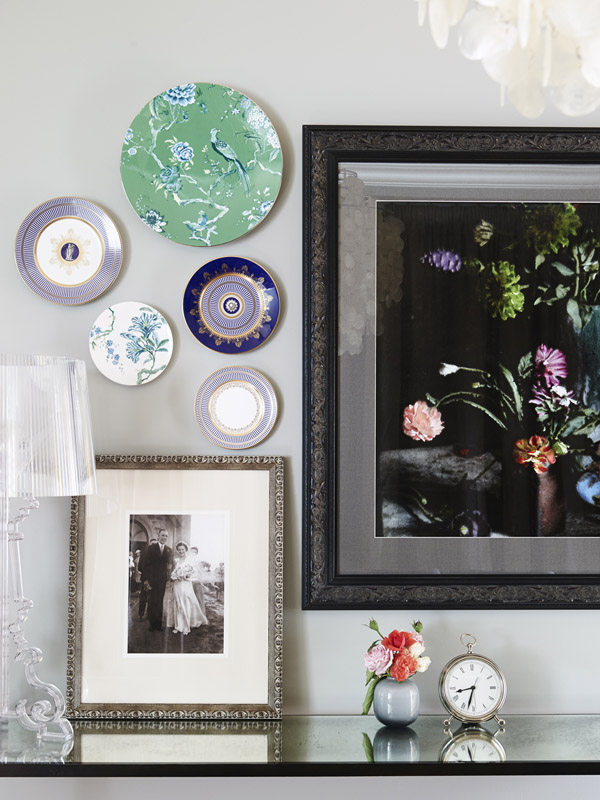 La decoración de platos de un rincón del comedor da su toque de alegría a este espacio tan sobrio.
