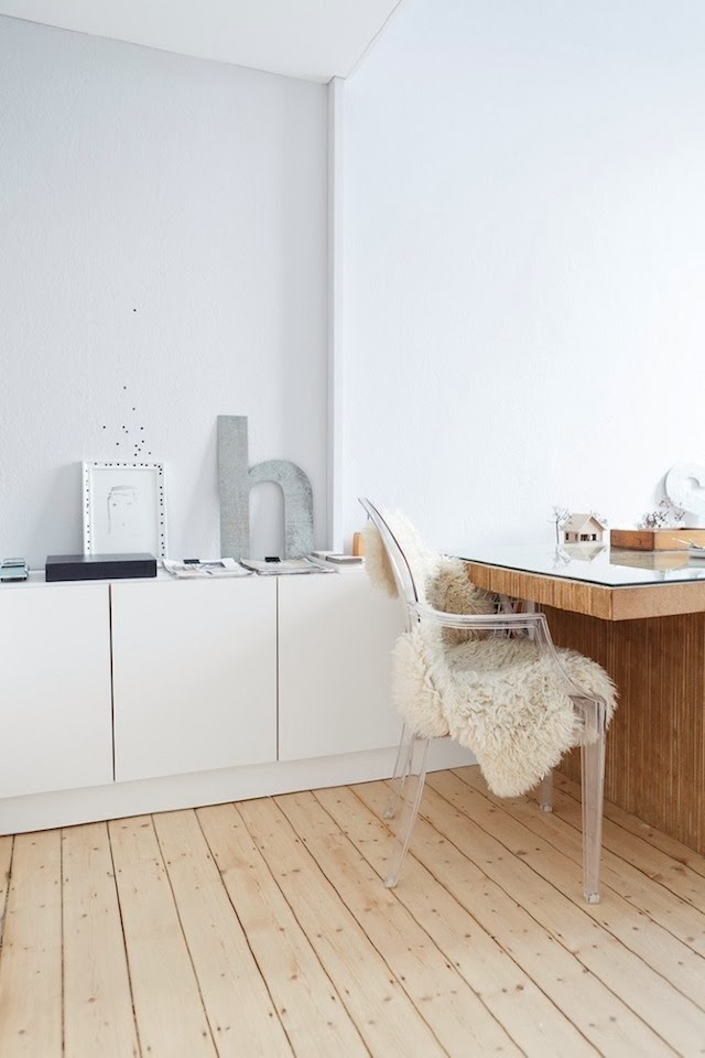 El estudio es un espacio muy luminoso, amueblado con elementos blancos y de la misma madera clara fenólica.