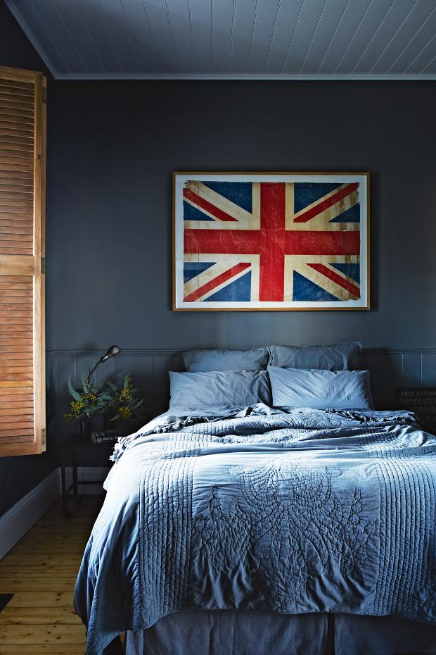 Otro dormitorio con esquema cromático en grises azulados que a pesar de ser un color oscuro, es muy acogedor.