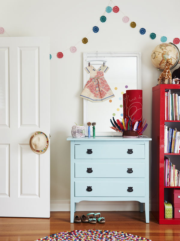 Alegre dormitorio infantil. La mezcla del azul y el rojo queda genial.