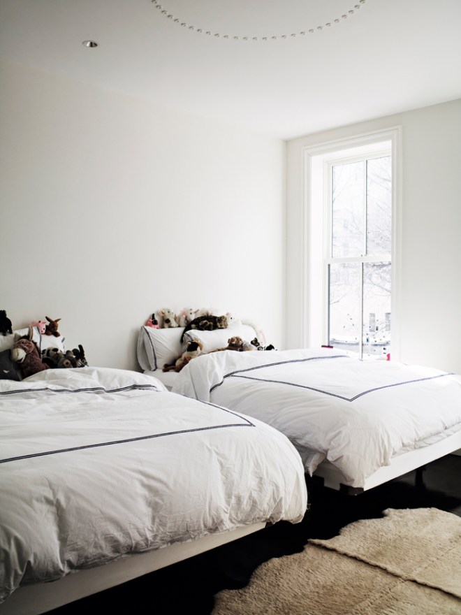 El dormitorio infantil es muy austero, decorado en blanco sobretodo. La madre de Liana tenía una máxima, decorar con pocas cosas pero de buena calidad.