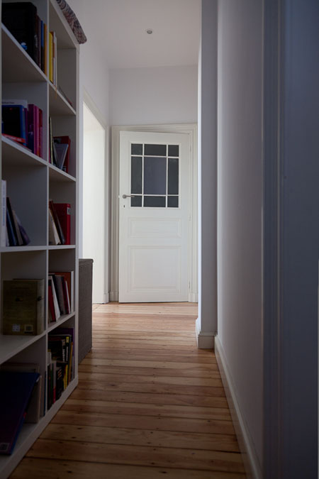 Pasillo con estantería, un uso precioso que se le puede dar a un pasillo algo más ancho de lo habitual.