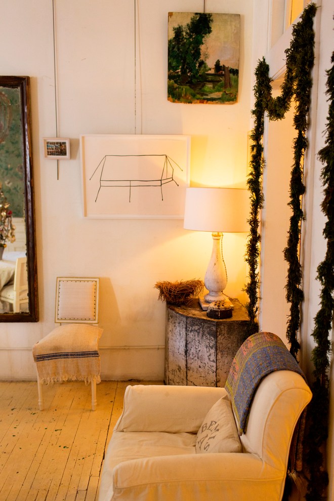 Rincón de la zona de estar con elementos desgastados, usados, dejados en su estado natural.