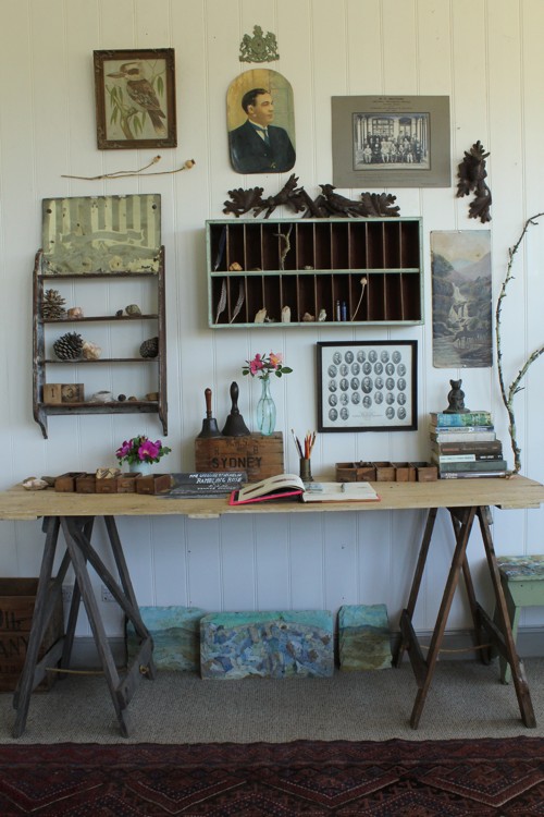 Mesa de escritorio con elementos conseguidos en la naturaleza.