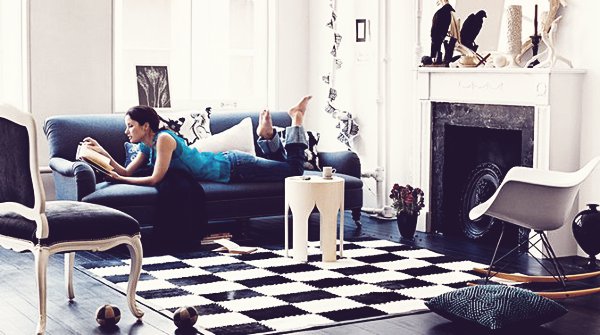 Vista del salón cuyo protagonista es el sofá azul petróleo.