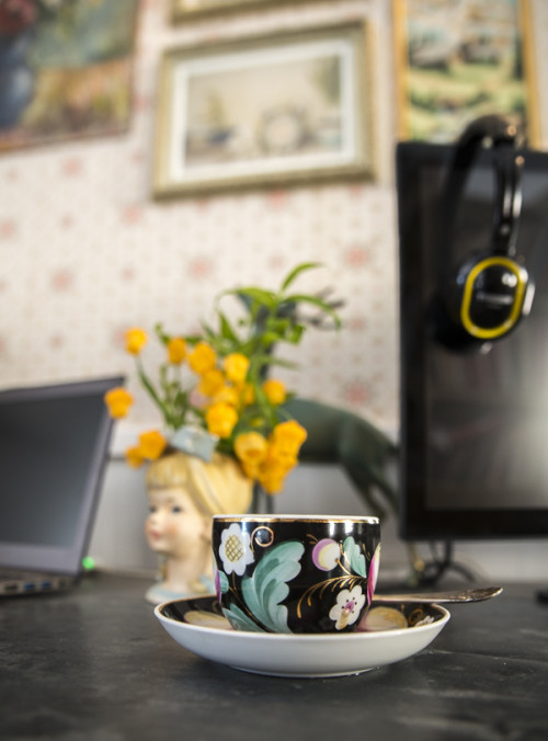 La preciosa taza vintage, en la zona de trabajo.