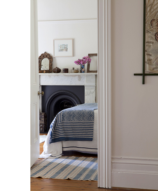 Chimenea en el dormitorio de invitados.