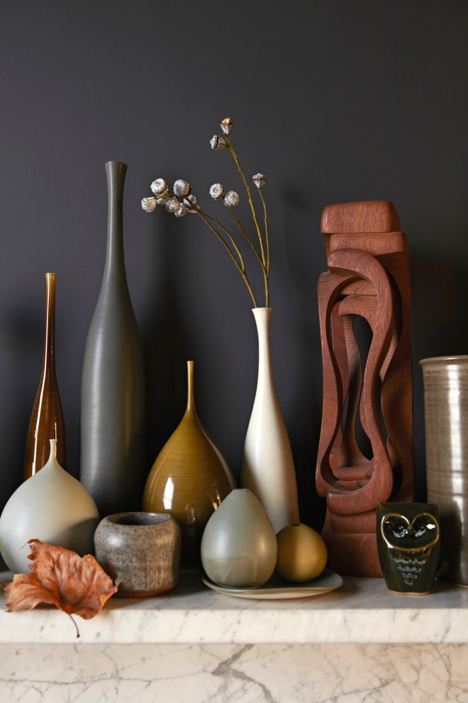 Esta preciosa composición es la que decora la chimenea. Elementos de diferentes alturas, colores y texturas combinan a la perfección.