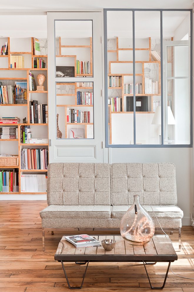 Entrada a la vivienda. Como en el resto de la casa se han reutilizado elementos para conformar el espacio. Me encantan las librerías en las zonas que se suponen que no tienen ninguna utilidad.