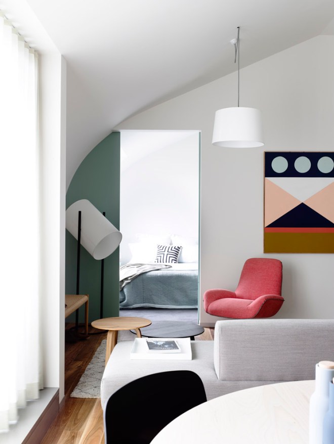 La puerta corredera que da a la habitación principal se ha pintado en un verde agua que combina a la perfección con el resto de colores.