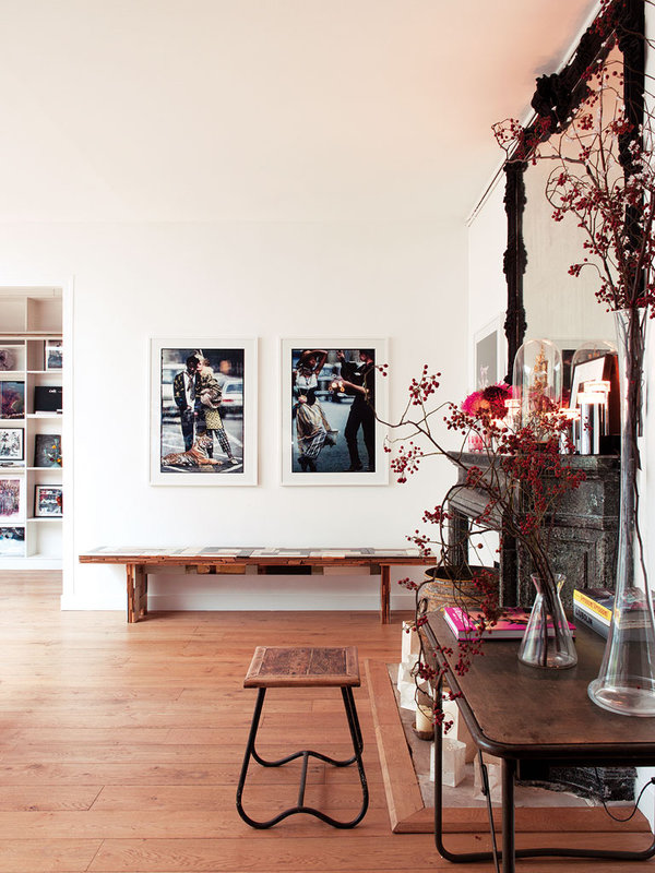 Zona del estar con exposición de fotos.