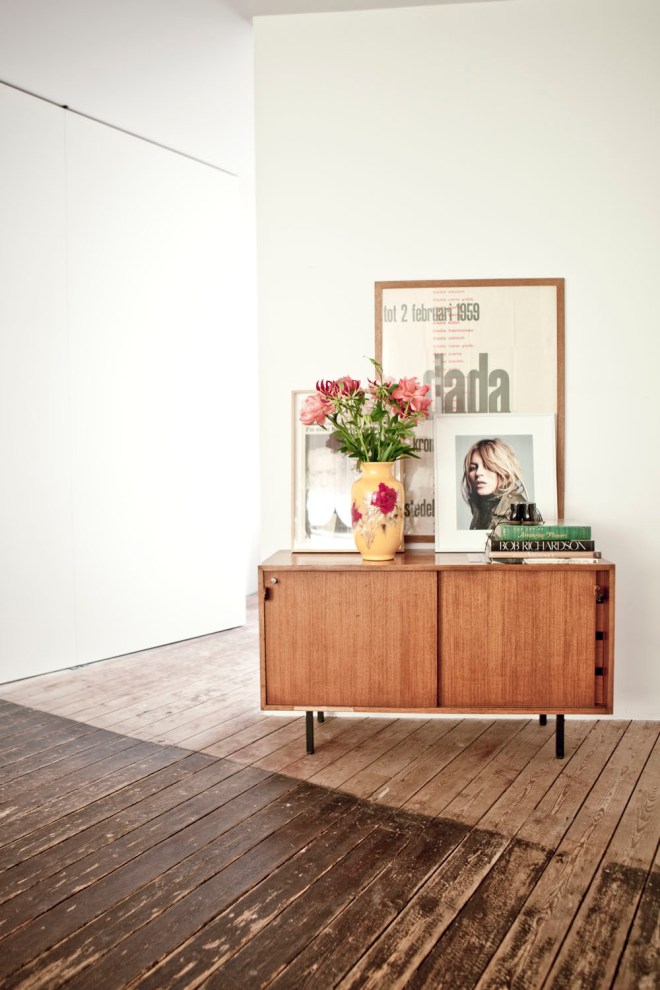 Detalles de composición en rincones. Un aparador nórdico con flores, fotografías, pósters...