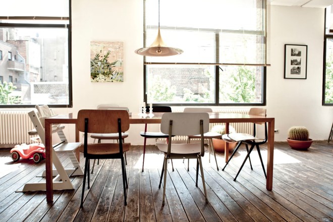 El comedor luminoso está compuesto por piezas de distintas épocas.