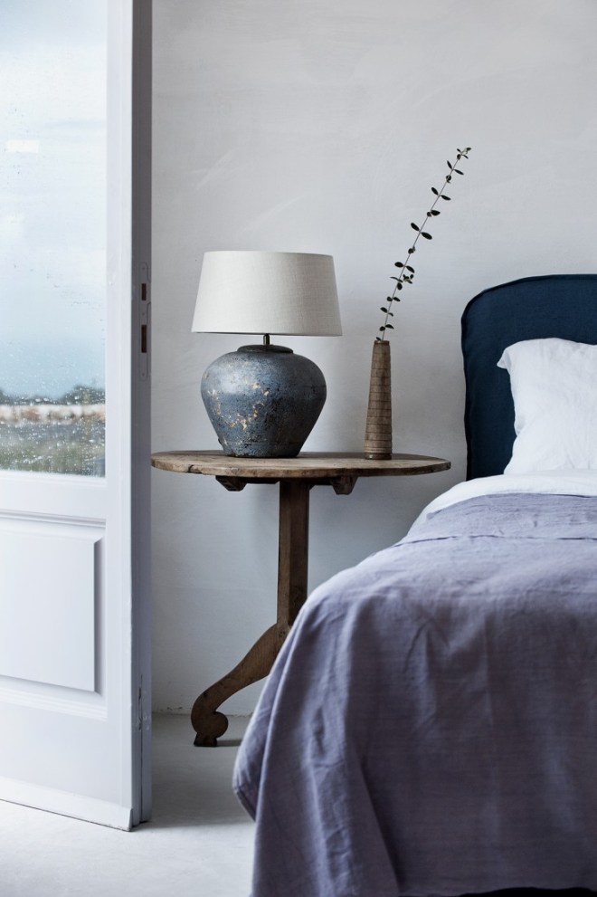 Detalle del dormitorio, decorado con elementos más confortables, como el cabecero tapizado, suave. En este caso se ha optado por colores malvas y azules, muy relajantes.