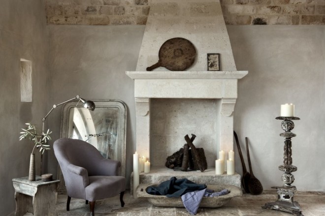 Rincón del dormitorio, con la armonía de los colores malvas y tierra.