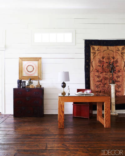 Rincón en la zona de estar, empanelada lacada blanca.