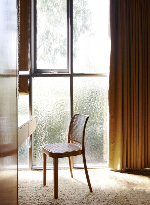 Zona de estudio en la habitación infantil, con la pared de vidrio que ilumina toda la estancia.