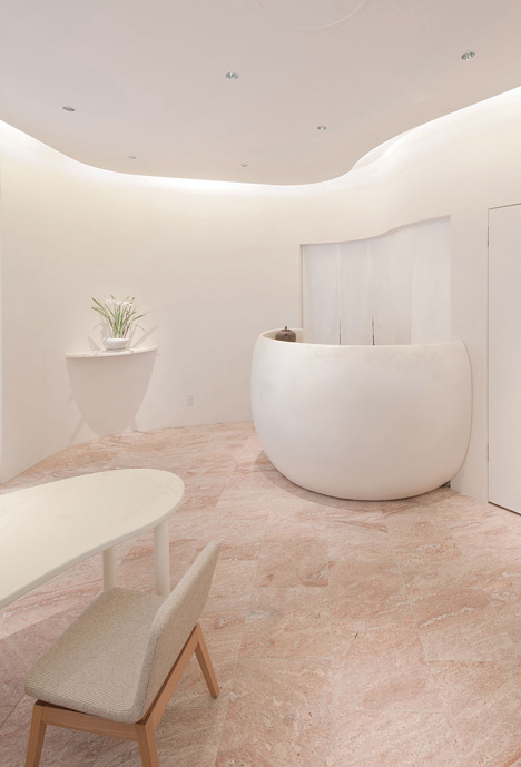 El mostrador tiene una forma redondeada muy femenina y acogedora.