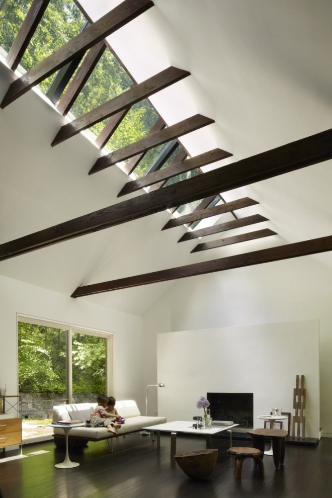 Detalle de la cubierta con un lucernario longitudinal que inunda de luz en interior.