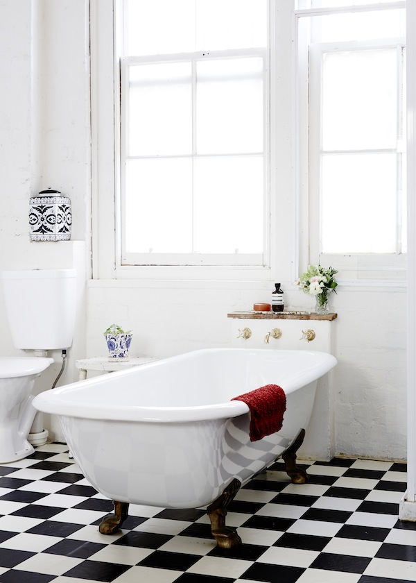 El baño mantiene el estilo industrial y clásico, con el pavimento en damero blanco y negro y las ventanas muy industriales.