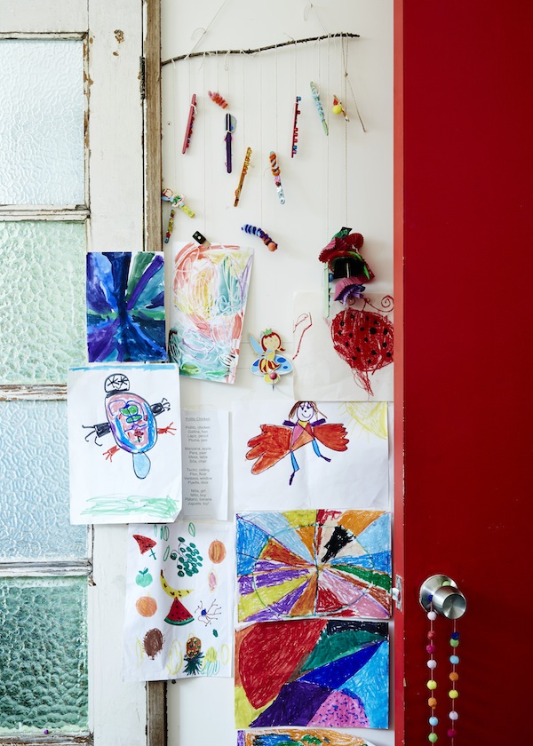 Detalle de la habitación infantil, con la puerta original del espacio.