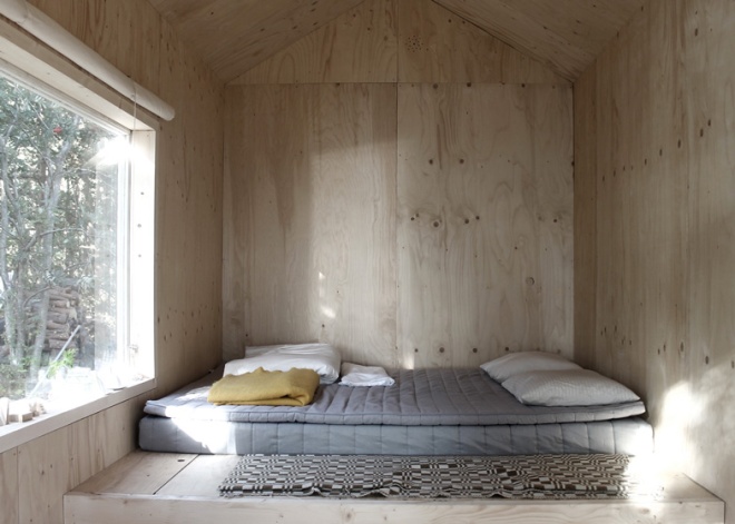 La cama se apoya en el suelo. El interior está forrado de madera contrachapada de conífera.