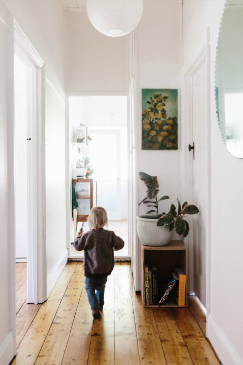 El pasillo es un espacio olvidado para decorar con plantas, almacenaje, cuadros, etc...
