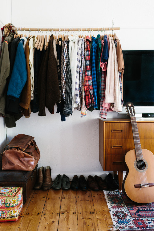 La zona del vestidor con un colgador hecho de tronco.