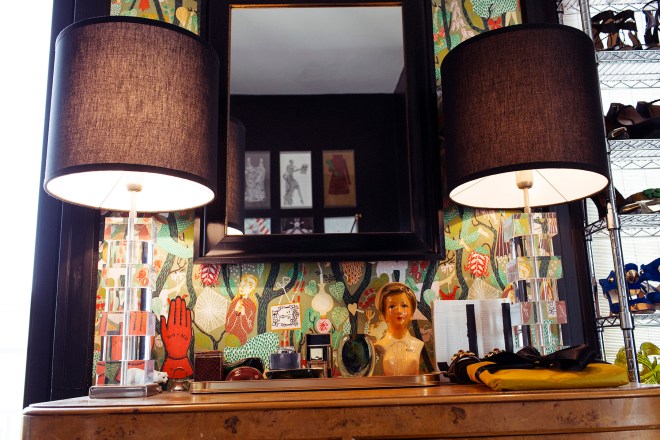 Detalle de los elementos que decoran la zona de la cómoda.