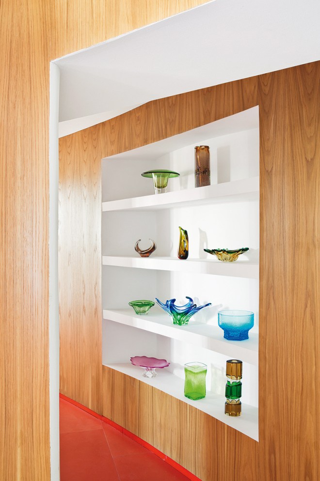 Huecos que se abren en las paredes curvas.