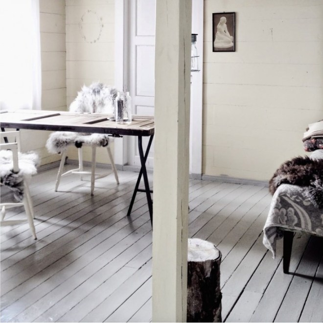 Una zona de estudio, una zona de asiento, el suelo de madera blanca pintado.