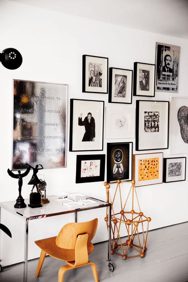 El pequeño rincón de trabajo se  forma por una mesa sencilla,una silla de madera de la serie Plywood de los Eames y una composición de fotos y grabados que casan perfectamente con el resto de elementos. Esta composición de cuadros es la transición entre el espacio de trabajo y el comedor.