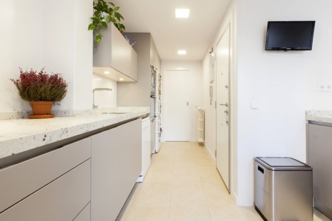 Vista del lineal que alberga frigorifico, columna horno microondas, ...