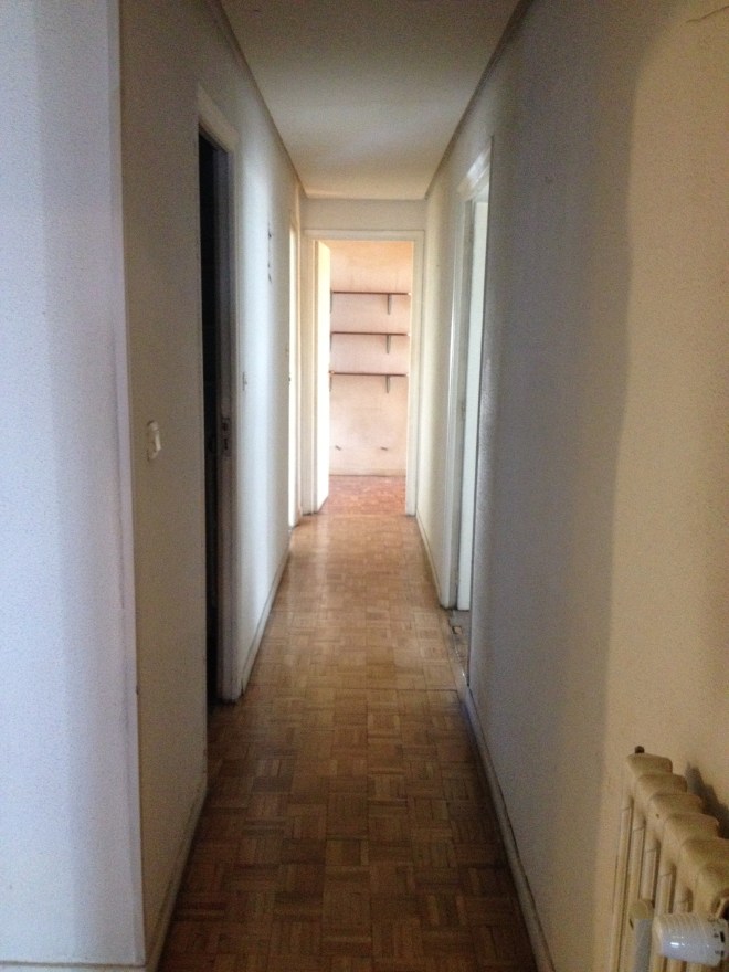 En el pasillo se mantuvo el techo existente y se mejoró la iluminación, la configuración y los materiales.