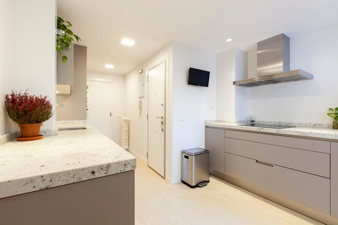 La cocina se pensó en tonos neutros y claros. El azulejo de la pared es de Saloni y el del suelo de Casa Dolce Casa, de Keops 